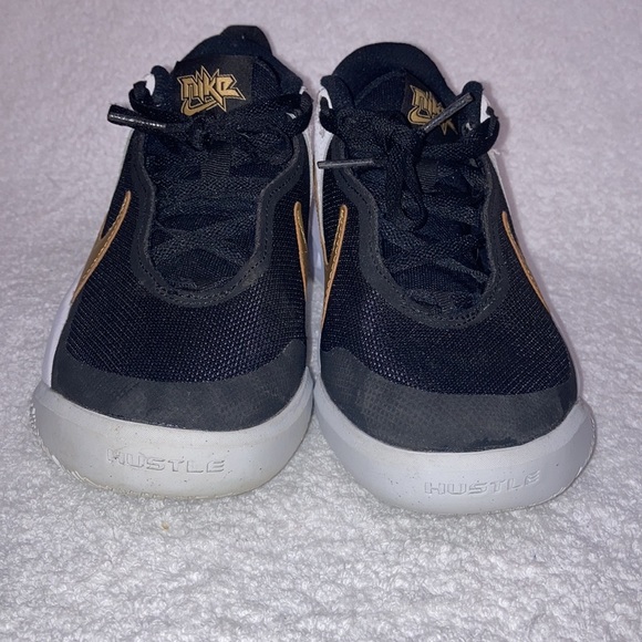 Nike Team Hustle D Youth Size 4y Black/White/Gold Shoes CW6735-002 - Picture 4 of 8